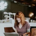 femme dans une bibliotheque devant un ordinateur