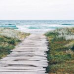 chemin de bois vers la mer