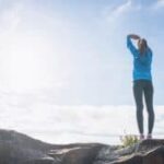 femme en tenue de sport qui s'étire