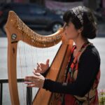 Musicienne qui joue de la harpe