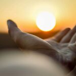 Photo illustrant le chemin de reconstruction après un trauma sexuel grâce à la thérapie EMDR et aux soins énergétiques avec Karelle Ranson, thérapeute à Goudelin