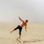 un homme en équilibre sur un tronc